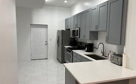 Adorable 2 Bedroom Apartment With Free Street Parking